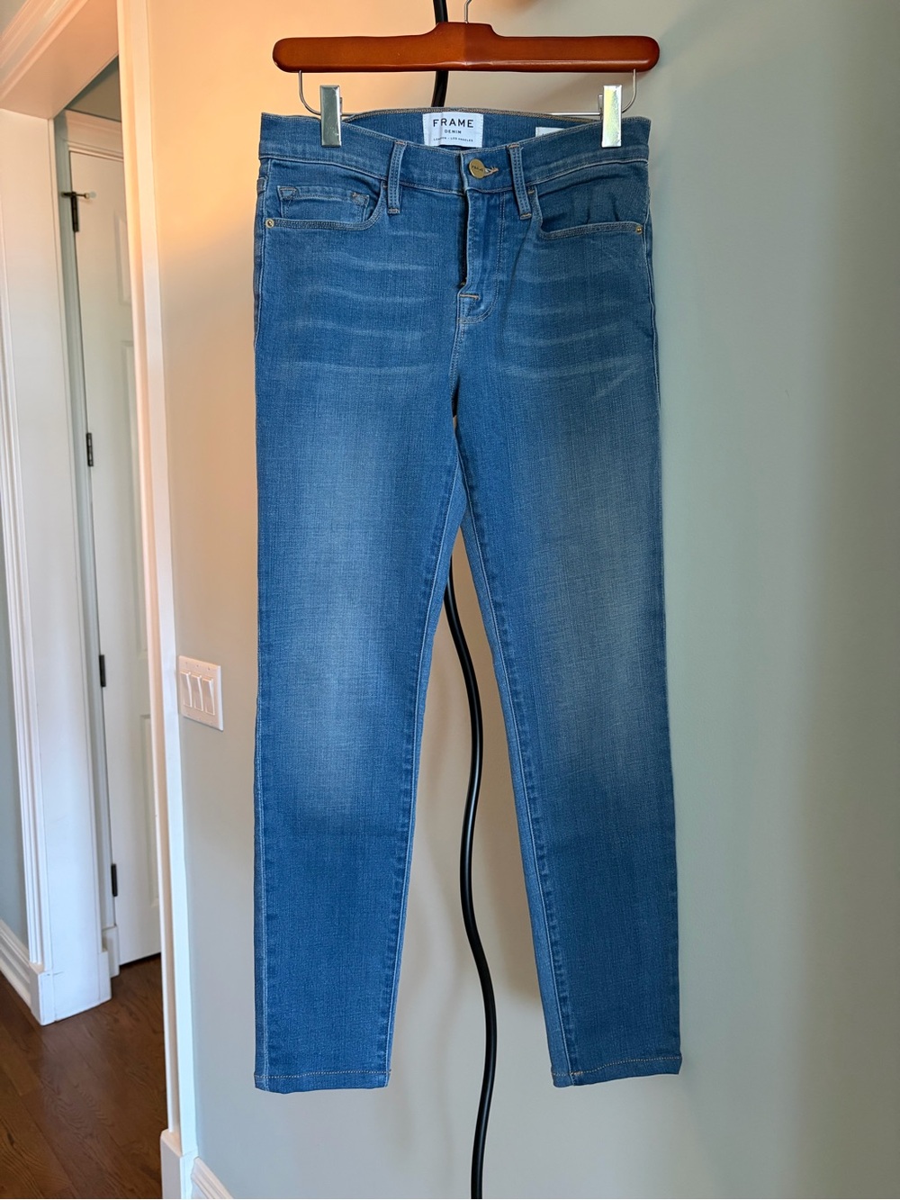 FRAME
Le SKINNY DE-JEANNE STRAIGHT LEG JEANS